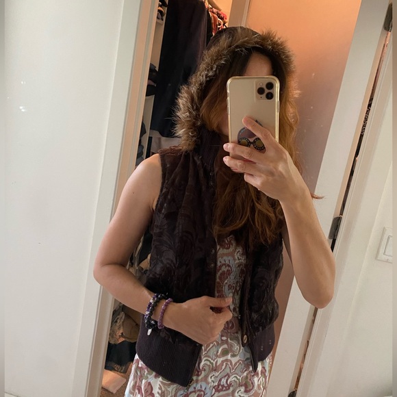 Sleeveless Jacket with fur hoodie - Picture 9 of 11